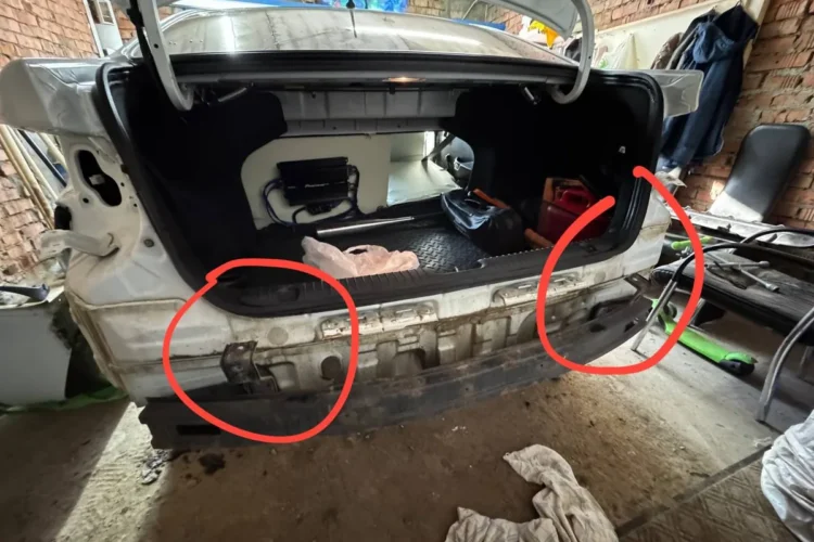 Задняя панель седана Kia Rio со снятым бампером