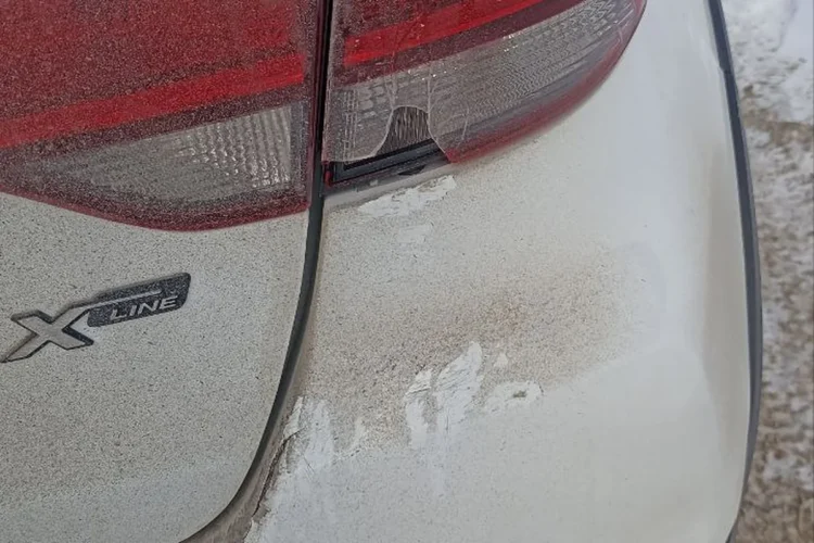 Повреждённый задний фонарь на крыле Kia Rio X-Line