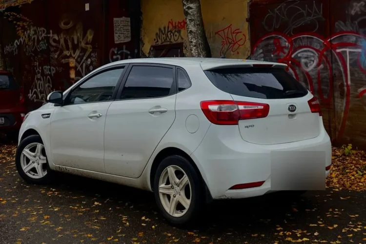 Белый хэтчбек Kia Rio 3 в три четверти сзади