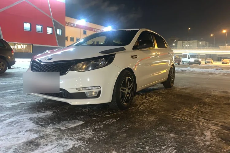 Белый хэтчбек Kia Rio 3 после рестайлинга спереди