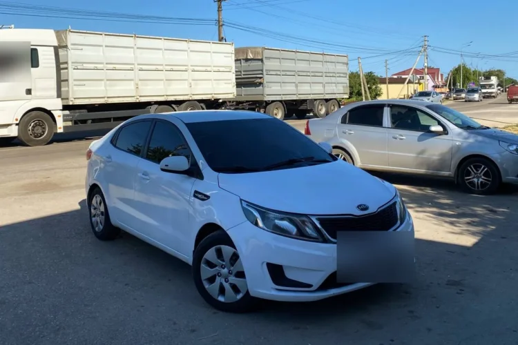 Белый седан Kia Rio 3 до рестайлинга на штатных дисках