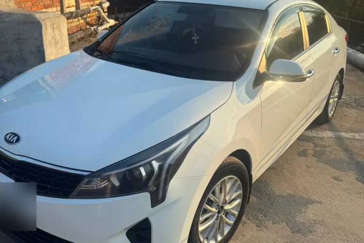 Белый седан Kia Rio 4 2020 года после рестайлинга