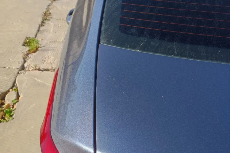 Перекрашенная крышка багажника Kia Rio, темнее кузова