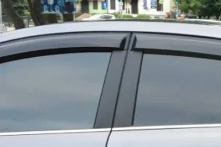 Выцветшая чёрная плёнка на стойках дверей Kia Rio