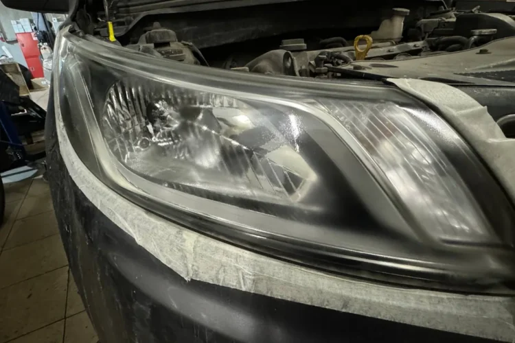 Фара Kia Rio после полировки и покрытия лаком из баллончика