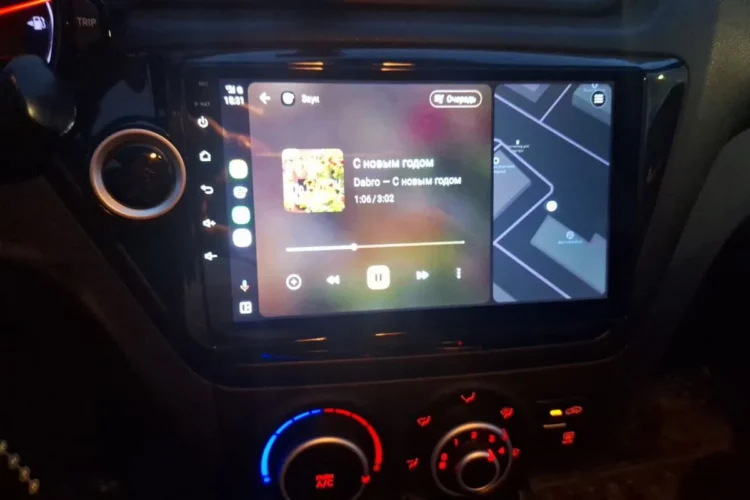 Андроид-магнитола с большим экраном в торпедо Kia Rio 3