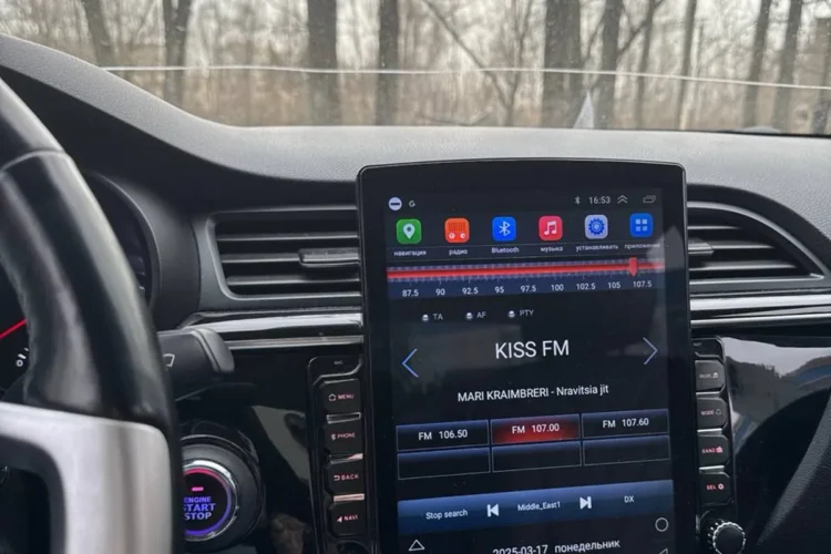 Вертикальная магнитола в стиле Tesla в салоне Kia Rio