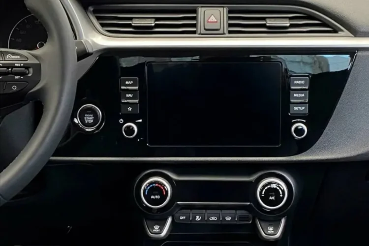 Штатная мультимедиа с сенсорным экраном в торпедо Kia Rio 4