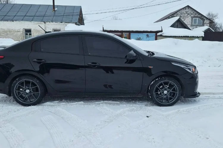 Kia Rio 4 на заниженных на 30 мм пружинах и дисках R17