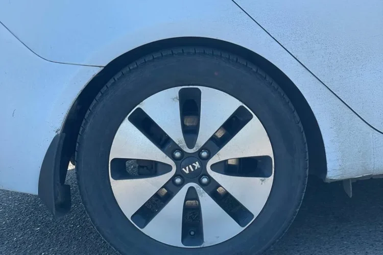Задняя арка хэтчбека Kia Rio с просевшей подвеской