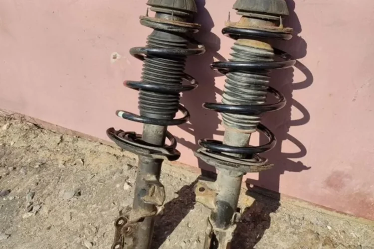 Снятые оригинальные передние стойки Kia Rio с пружинами