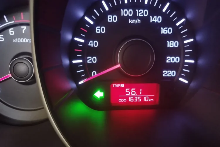 Дисплей приборной панели Kia Rio 3 с суточным пробегом