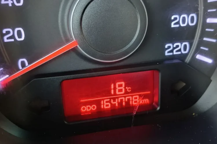 Трещина на стекле приборной панели Kia Rio 3