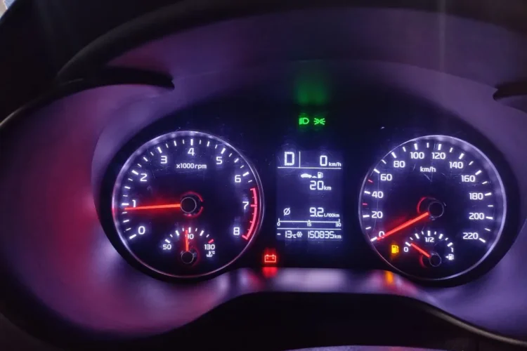 Приборная панель Kia Rio 4 с горящим индикатором аккумулятора