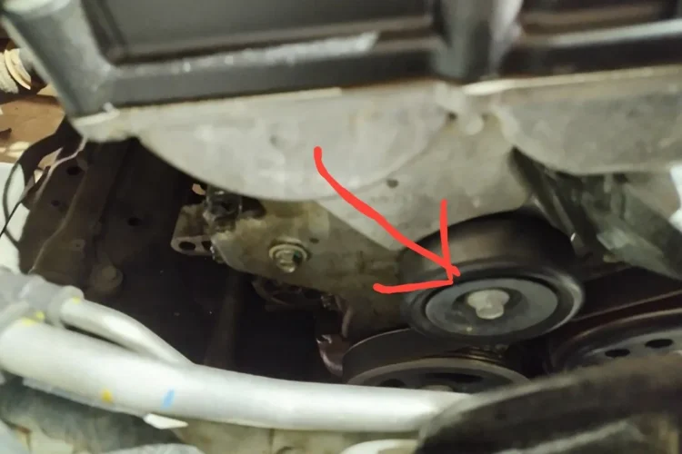 Ролик натяжителя приводного ремня Kia Rio на моторе