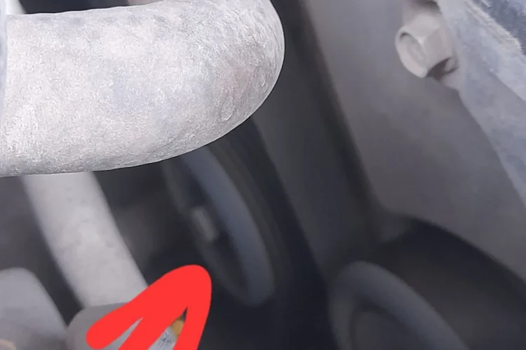Натяжной ролик приводного ремня Kia Rio под капотом