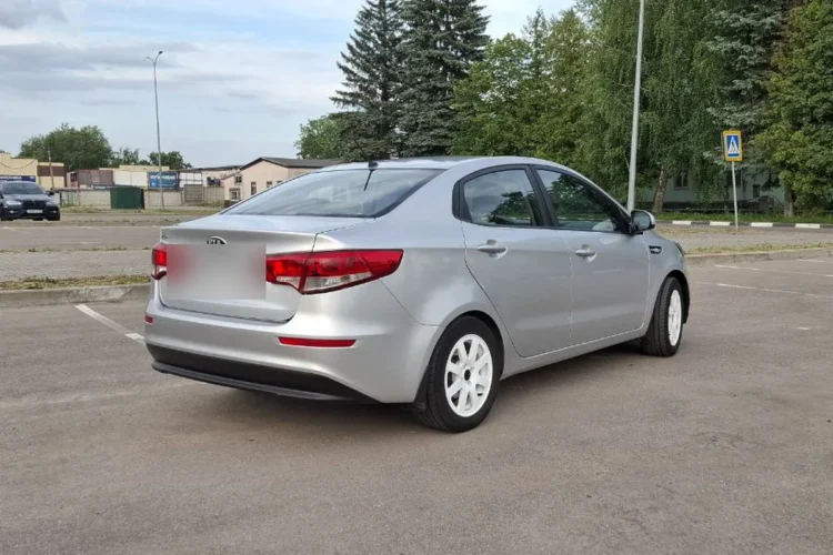 Серебристый Kia Rio 3 седан на шинах 205/55