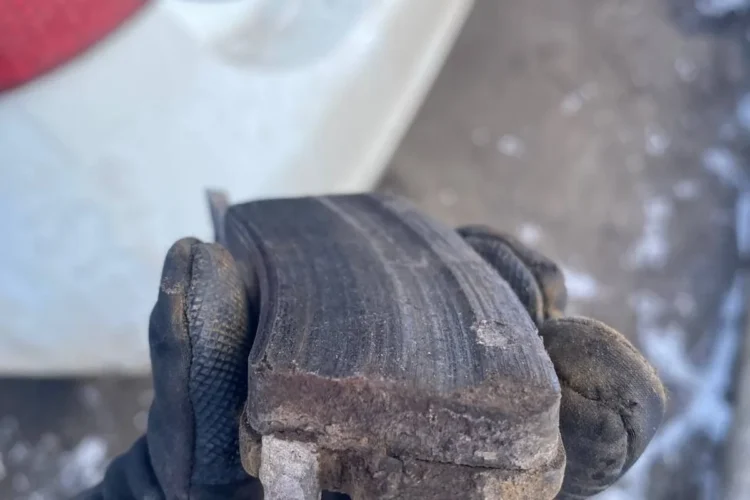 Изношенная до основания задняя тормозная колодка Kia Rio