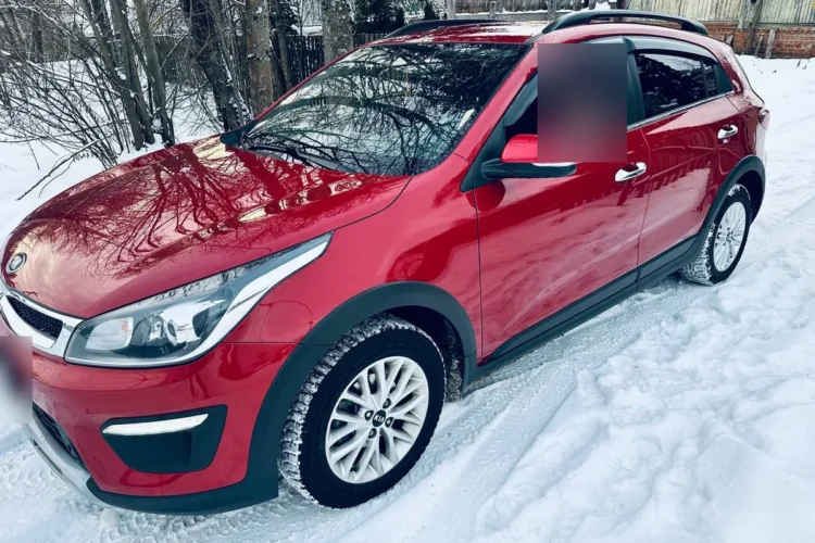 Красный Kia Rio X-Line 2019 года с рейлингами зимой