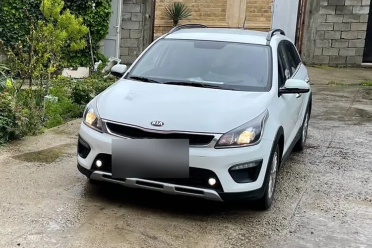 Белый Kia Rio X-Line спереди с защитной накладкой бампера