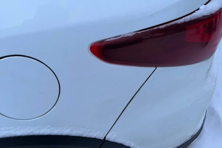 Широкий зазор между крылом и крышкой багажника Kia Rio X-Line