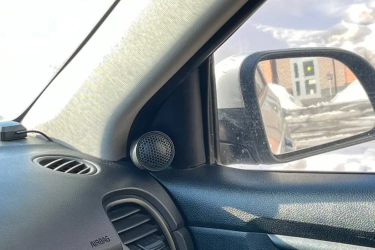 Твитер, установленный в углу торпедо у стойки Kia Rio
