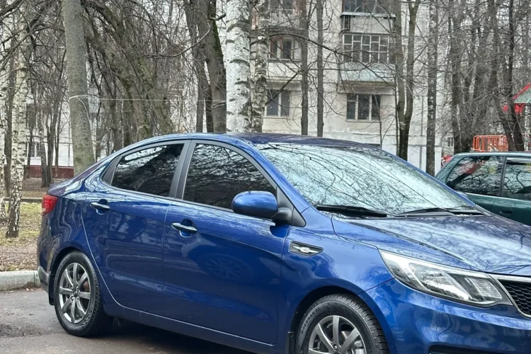 Синий Kia Rio 3 седан на зимней липучке Nordman