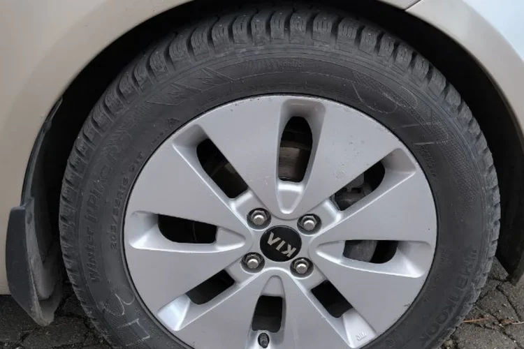 Колесо Kia Rio 3 с шипованной резиной Hankook на штатном диске