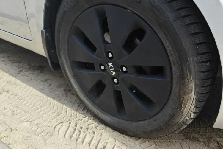Переднее колесо Kia Rio на чёрных дисках с зимней шиной