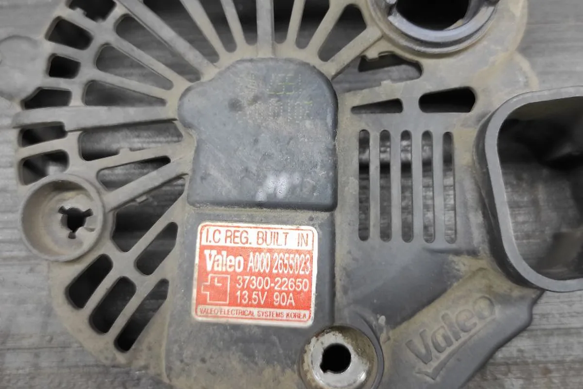 Крышка генератора Valeo Kia Rio с шильдиком 13,5 В 90 А