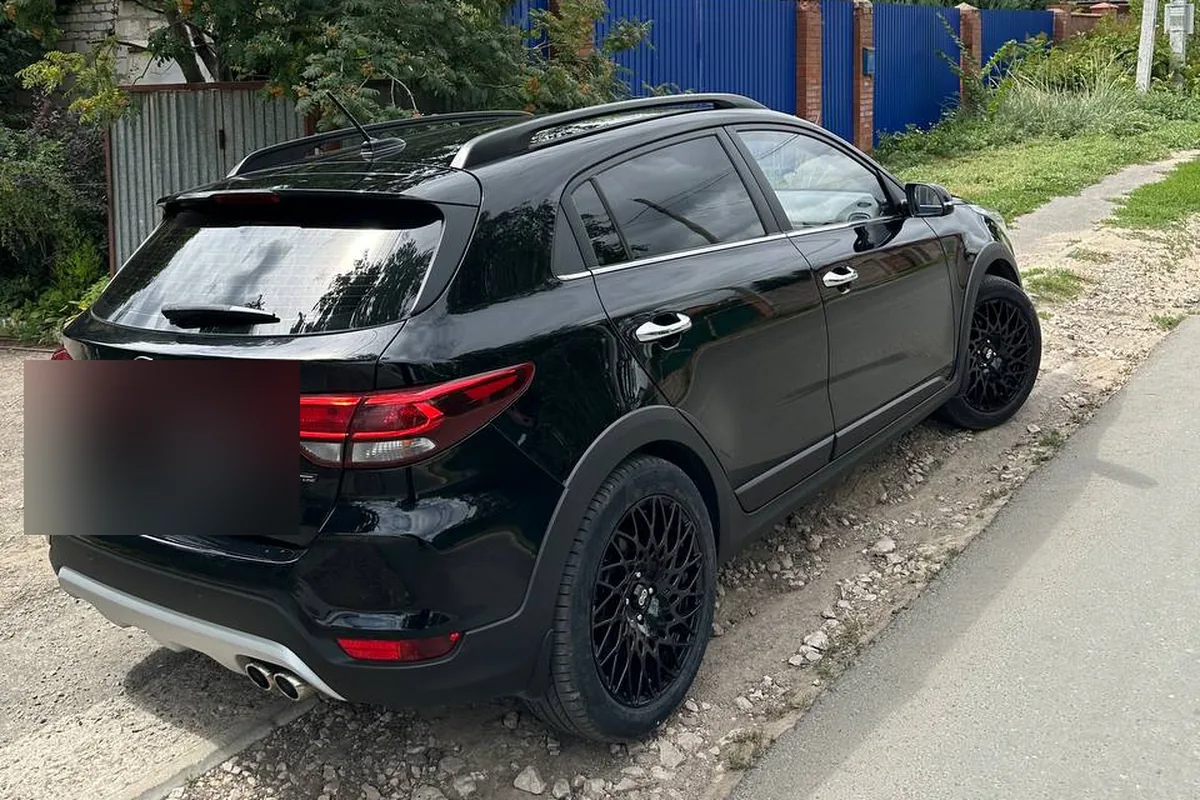 Kia Rio X-Line сзади на литых дисках