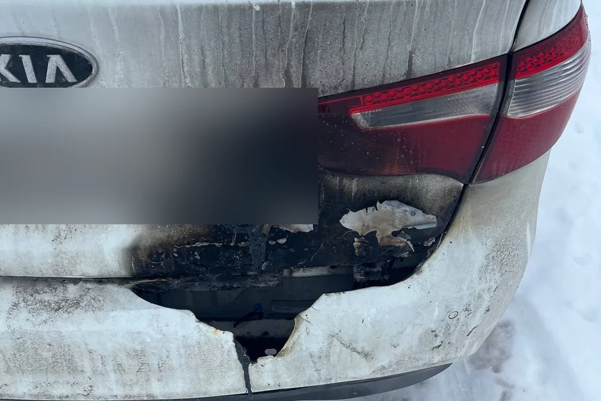 Оплавленный задний бампер Kia Rio 3 после замыкания в проводке парктроника