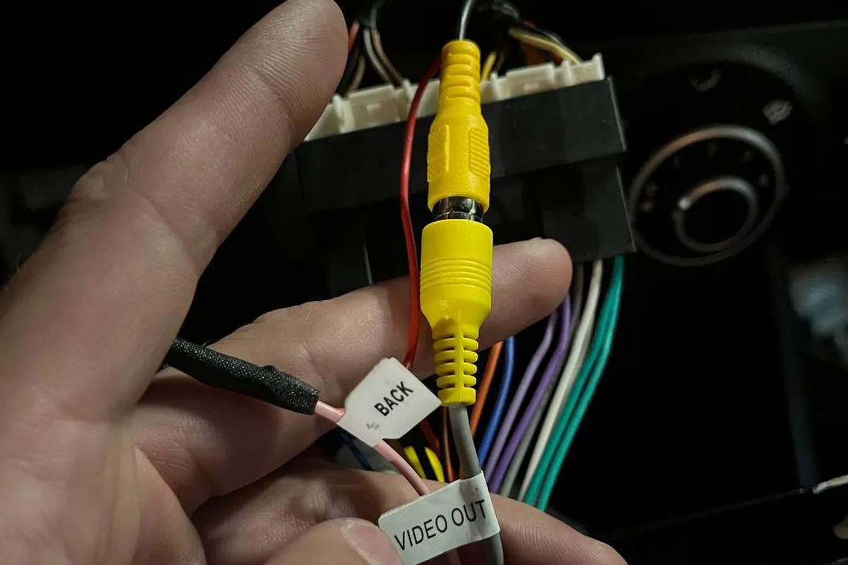 Подключение камеры заднего вида к магнитоле Kia Rio: тюльпан и провод BACK
