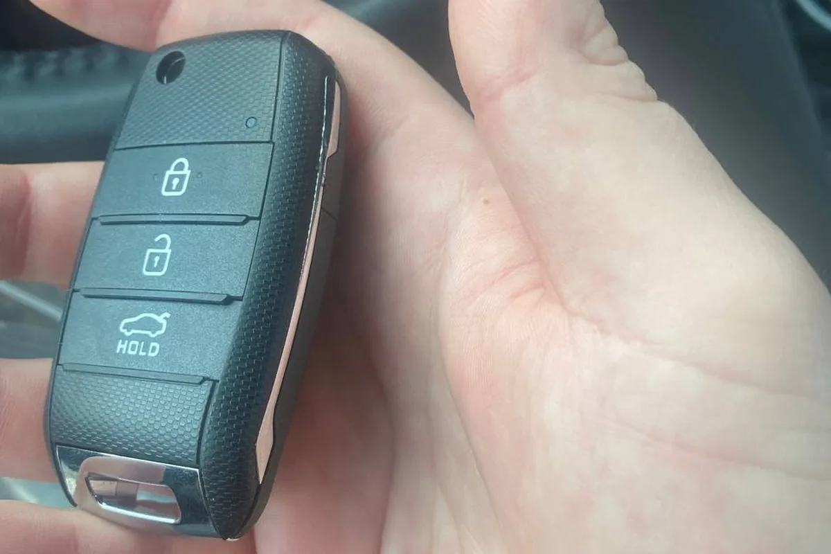 Новый корпус выкидного ключа на три кнопки для Kia Rio
