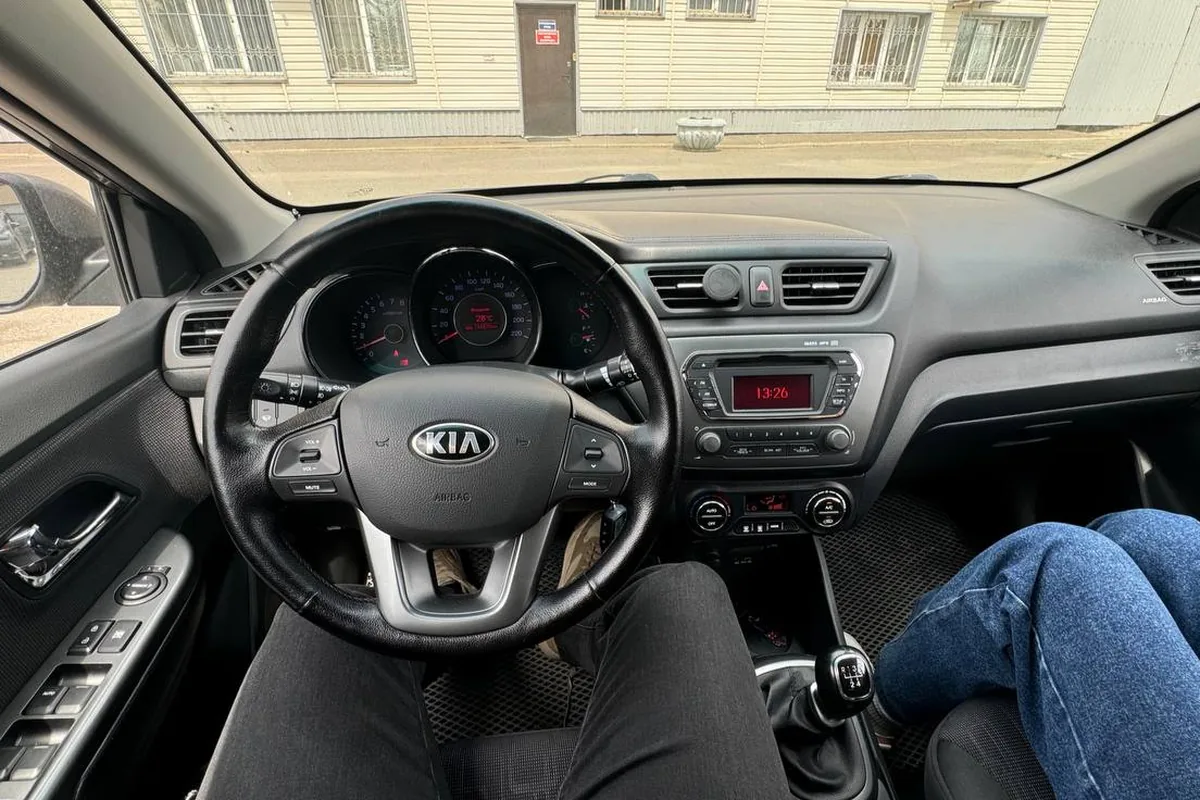 Салон Kia Rio 3 в максимальной комплектации с механикой