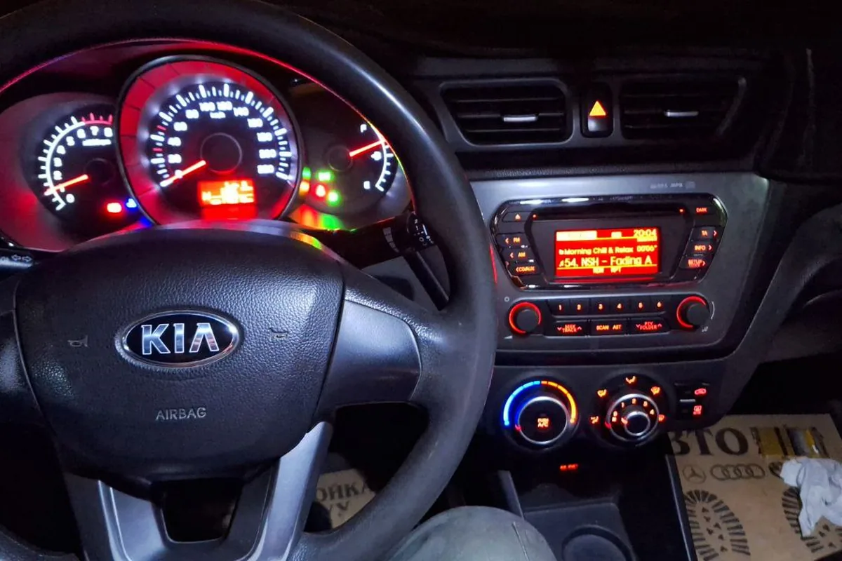 Салон Kia Rio 3 в минимальной комплектации