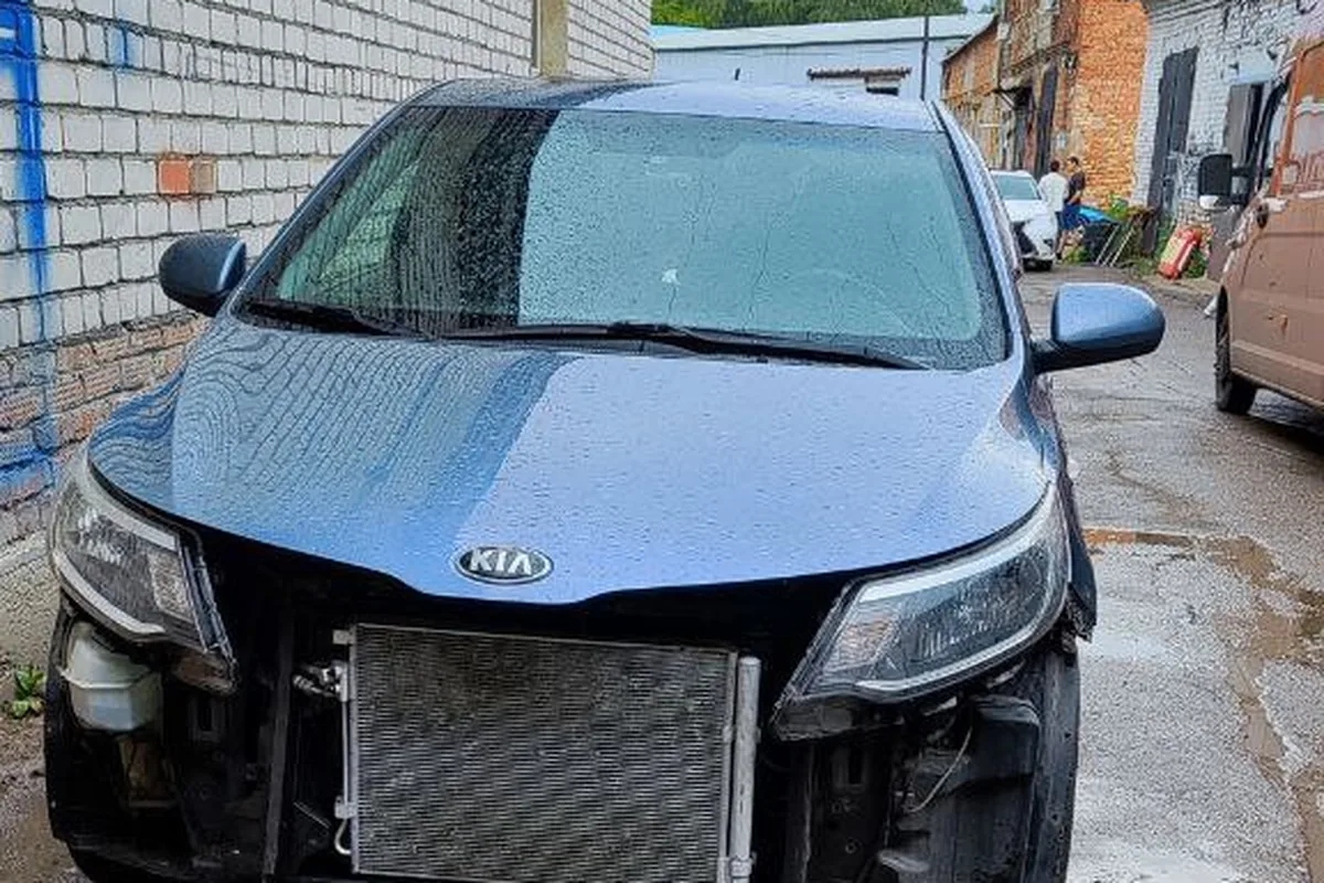 Kia Rio 3 без бампера с открытым радиатором кондиционера после мойки