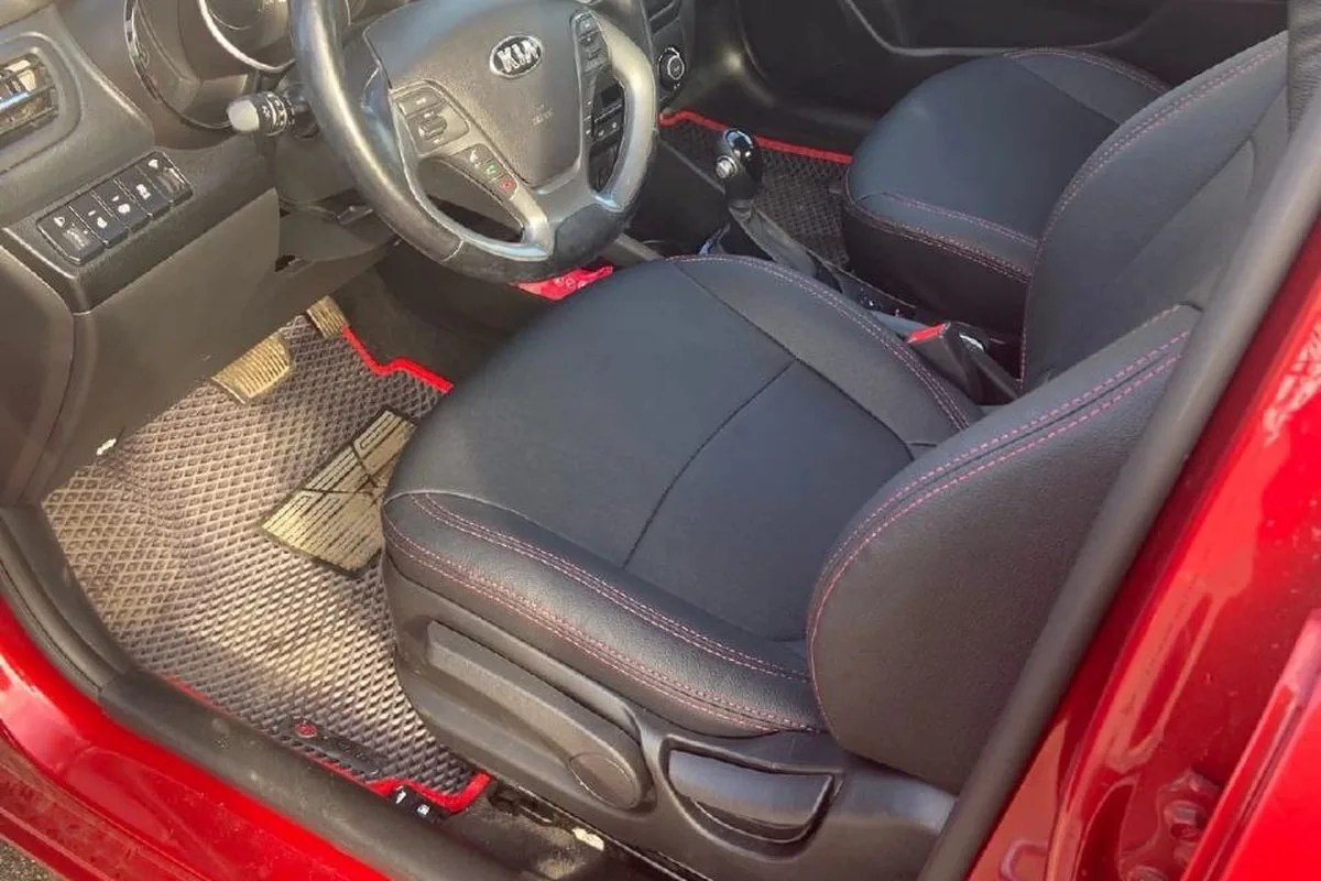 ЭВА-коврик у водителя в салоне Kia Rio 3 хэтчбек