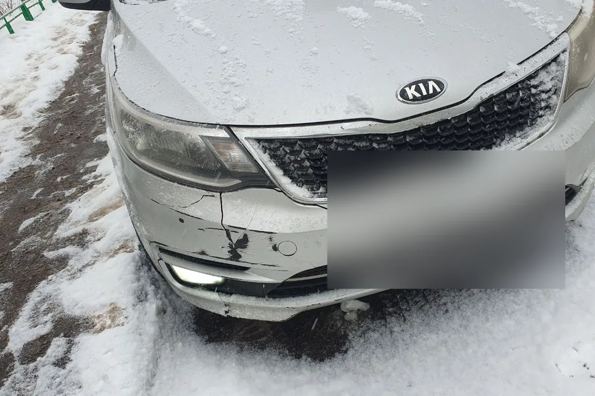 Треснувший передний бампер Kia Rio 3 после заноса