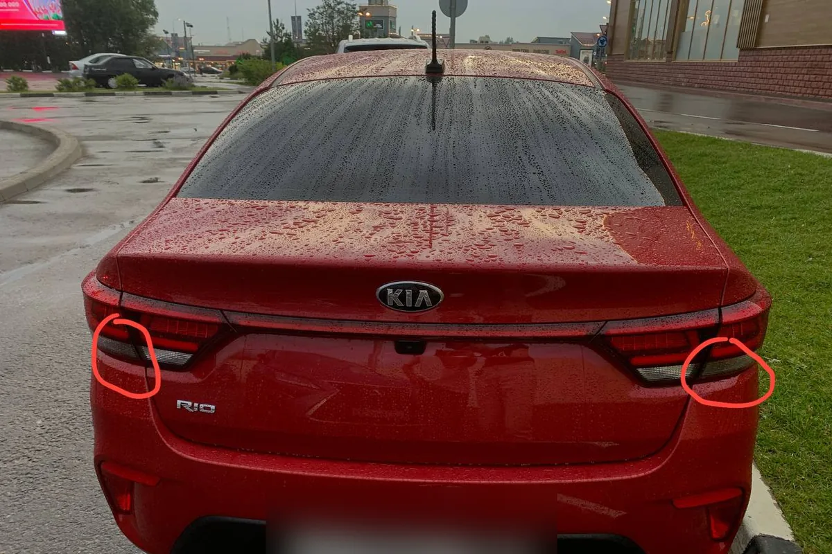 Зазор между задним бампером и крылом Kia Rio 4