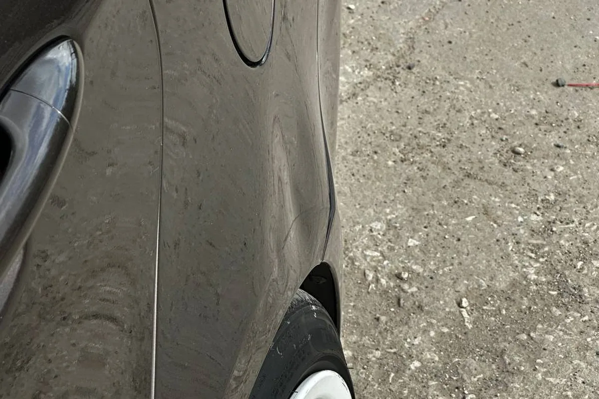 Вмятина на заднем крыле Kia Rio у лючка бака