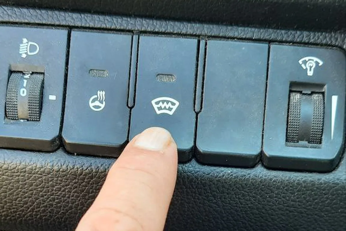 Кнопка обогрева лобового стекла на панели Kia Rio 3