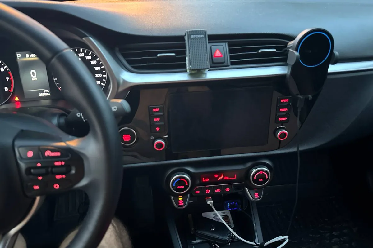 Погасший экран штатной магнитолы Kia Rio 4 при работающем звуке