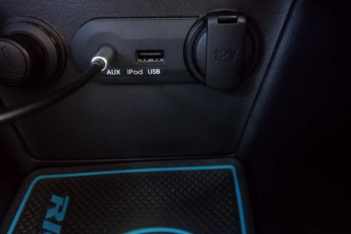 Разъёмы AUX и USB в консоли Kia Rio 3 со штатной магнитолой