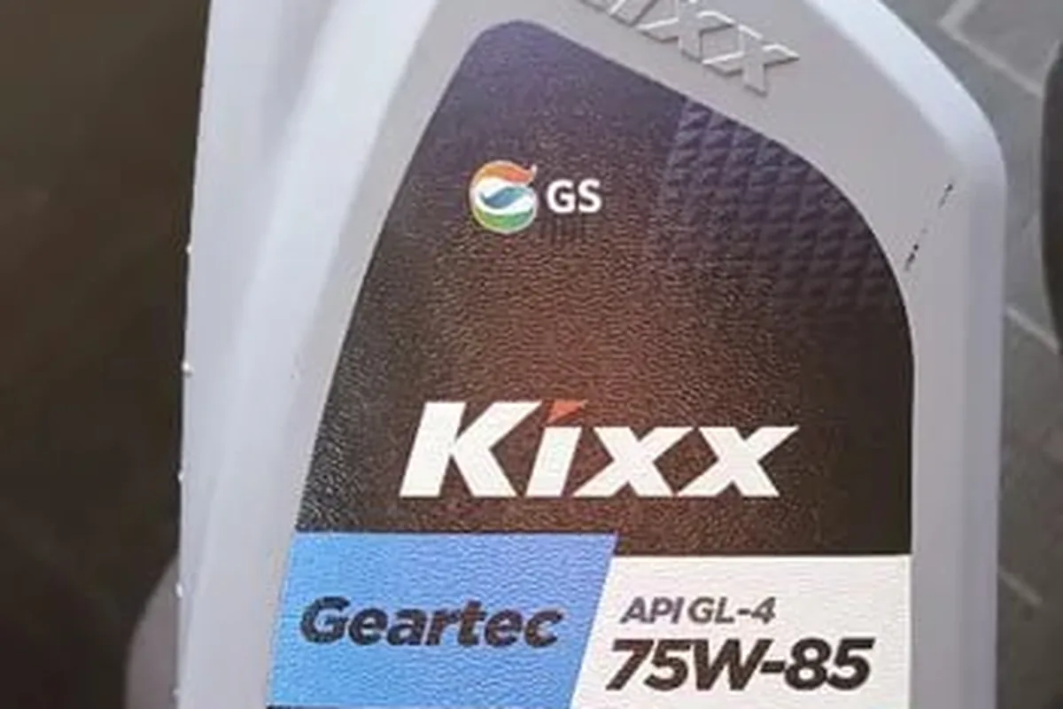 Литровая бутылка Kixx Geartec 75W-85 GL-4 в руке