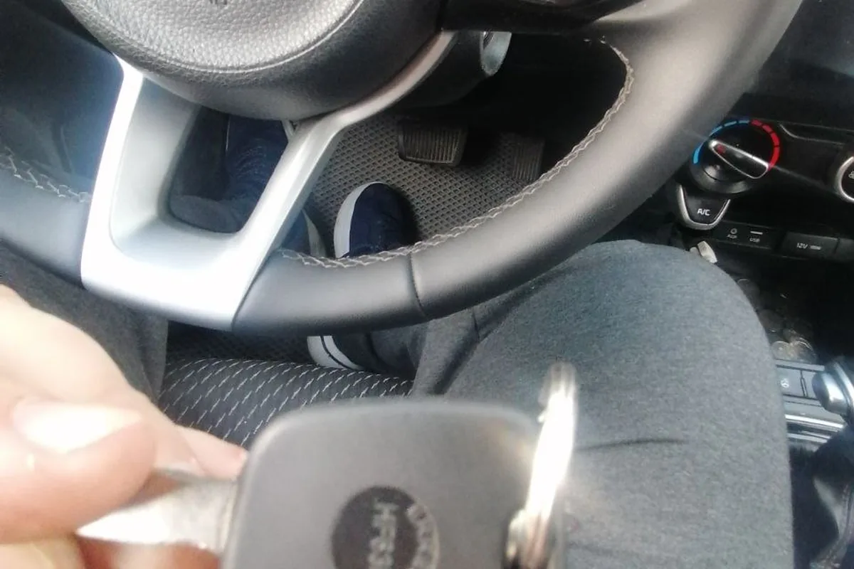 Обычный ключ Kia Rio 4 с чипом иммобилайзера у замка зажигания