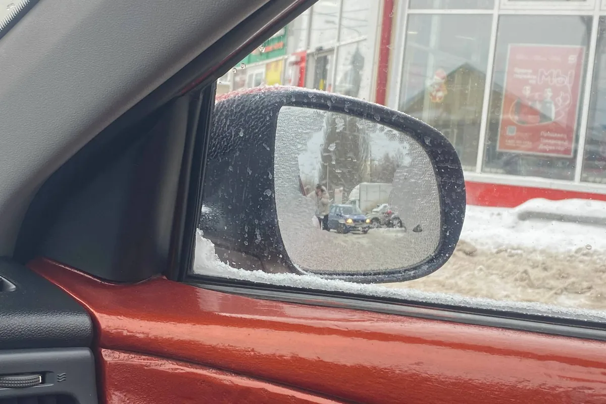Заледеневшее правое зеркало Kia Rio с неработающим подогревом