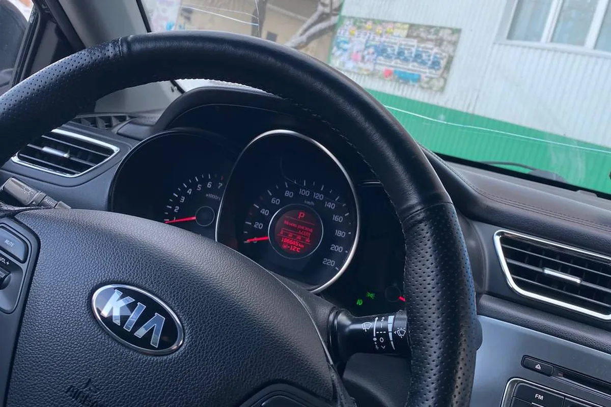 Руль Kia Rio 3 с кнопками TRIP и RESET, у которого перестал работать подогрев