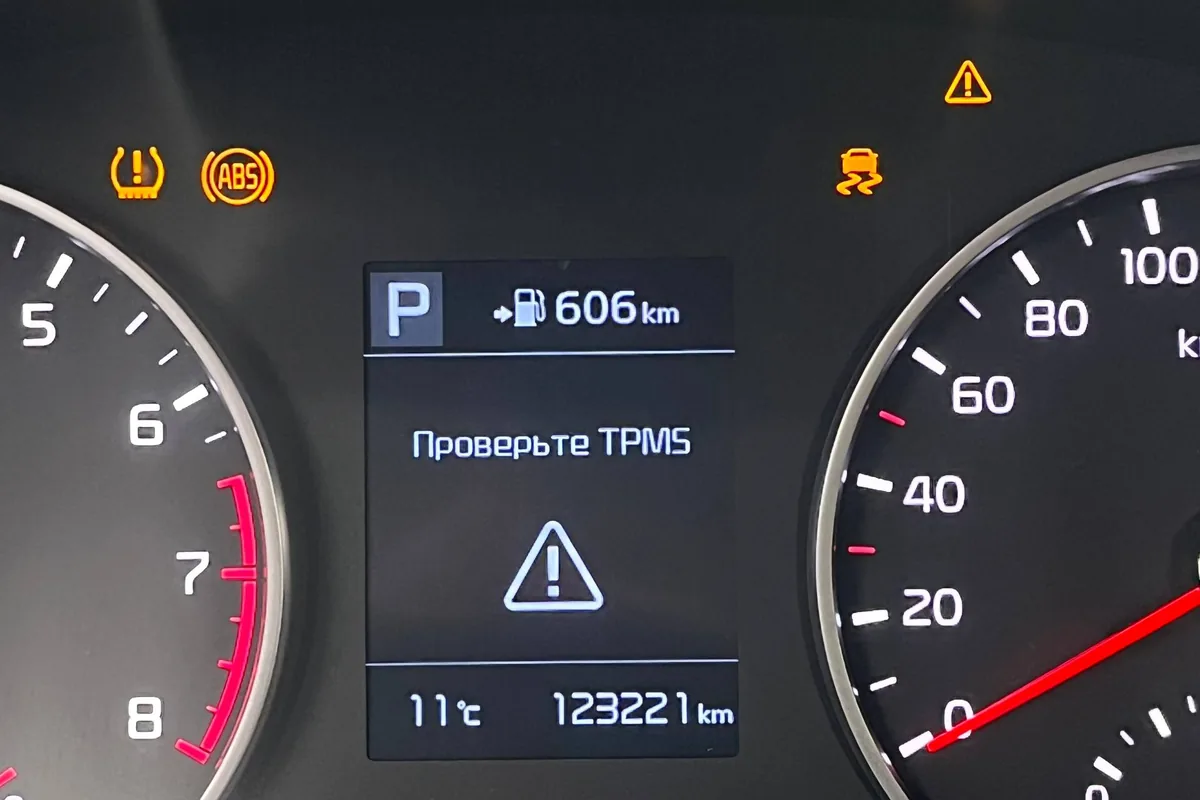 Предупреждение TPMS на приборной панели Kia Rio 4