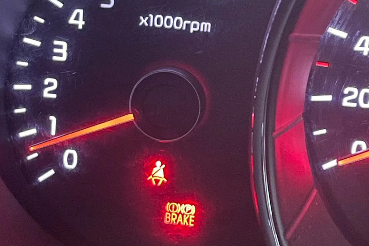 Индикаторы ABS и BRAKE на приборной панели Kia Rio